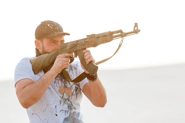 Hombre Enojado Molesto Pie Desierto Tapón Bandana Cráneo Shirt Kalashnikov —  Fotos de Stock