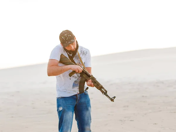 Man Desert Shirt Blue Pans Recharge Kalashnikov Weapon Machine Gun —  Fotos de Stock