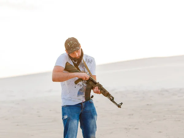 Man Desert Shirt Casseroles Bleues Recharge Kalashnikov Arme Mitrailleuse Coucher — Photo