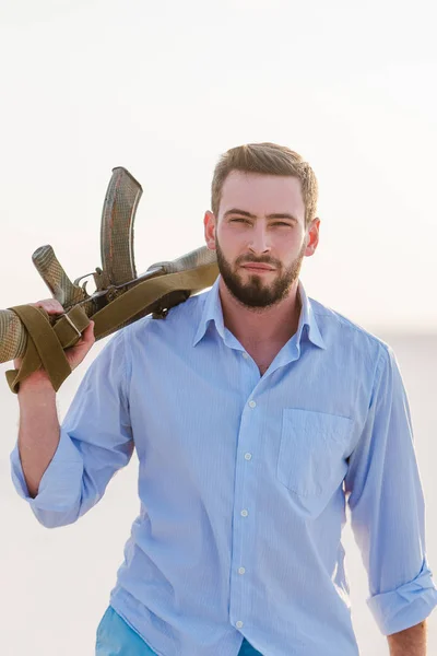 Düşünceli Çöl Gömlekli Adam Kalaşnikov Silah Makineli Tüfek Gün Batımı — Stok fotoğraf