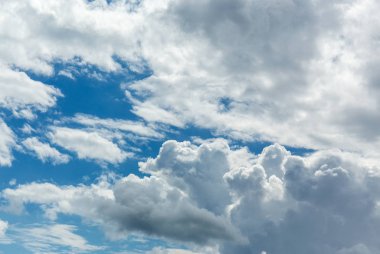 Bulutlu güzel mavi gökyüzü