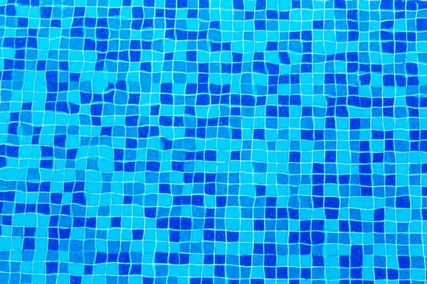 Blue clear water of swimming pool with mosaic bottom. — Stock Photo, Image