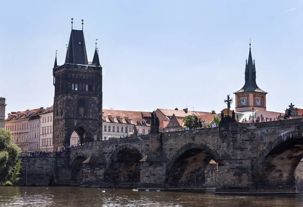 Turister går längs Karlsbron en solig sommardag. Prag, Tjeckien. — Stockfoto