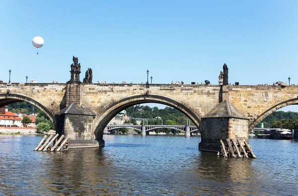 Charles Bridge och floden Vltava en solig sommardag. Prag, Tjeckien. — Stockfoto