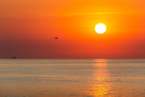 Lever de soleil orange pittoresque sur la mer. Mer Noire, Bulgarie — Photo