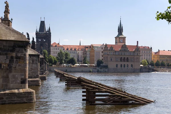 Charles Bridge och floden Moldau. Prag, Tjeckien — Stockfoto