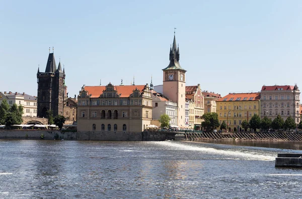 Charles Bridge och floden Moldau. Prag, Tjeckien — Stockfoto