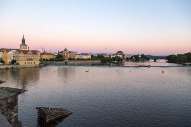 Prag ve Vltava nehri gün batımında.
