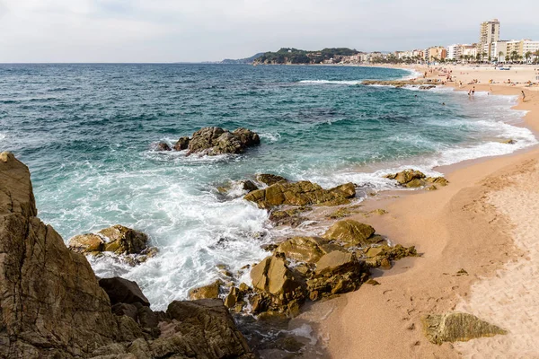 Acantilados y playa de Lloret de mar, Cataluña, España. Summe — Foto de Stock