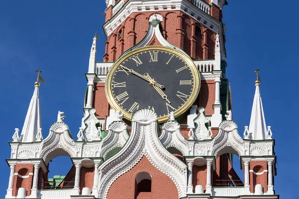 莫斯科克里姆林宫Spasskaya塔的时钟对着b — 图库照片