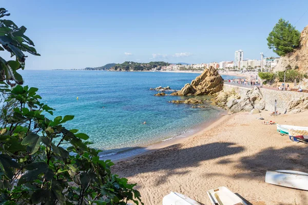 Vista del terraplén y la playa de la localidad turística de Llore — Foto de Stock