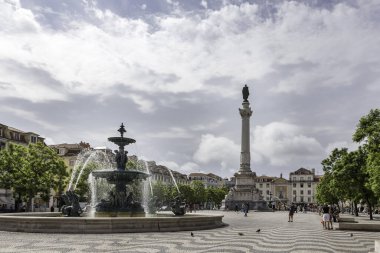 Lizbon, Portekiz 'deki Rosio Square Fountain (Pedro IV Meydanı). Yaz güneşli bir gün. 