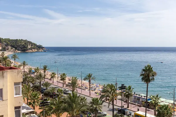 İspanya 'nın Costa Brava kentindeki Lloret de Mar tatil köyünün panoramik manzarası ve plajı