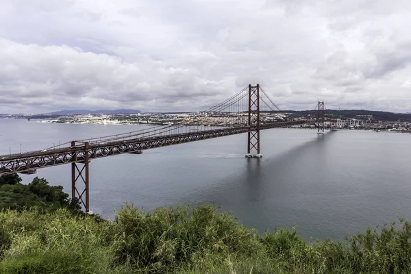 Tagus Nehri manzarası ve Lizbon, Portekiz 'deki 25 Nisan köprüsü
