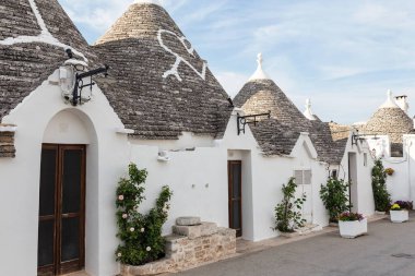 Alberobello Caddesi, Trulli şehri. Puglia, İtalya.