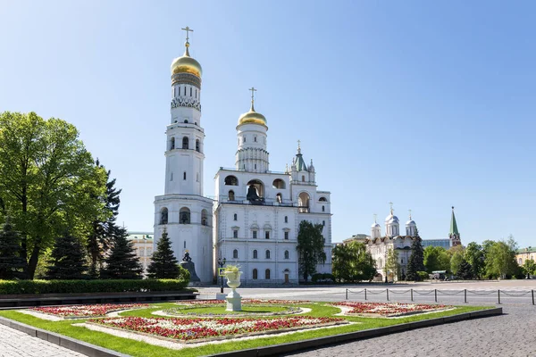 Moskova Kremlin, Rusya: Büyük çan kulesi Ivan ve çan kulesi manzarası. Yaz güneşli bir gün.