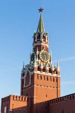 Moskova 'nın Kızıl Meydan' daki Spasskaya Kulesi, Moskova 'nın ünlü mimari simgesi. Güneşli bir gün. 