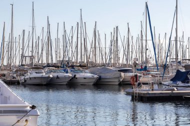 Yatı olan güzel bir liman manzarası. Cannes, Fransa.