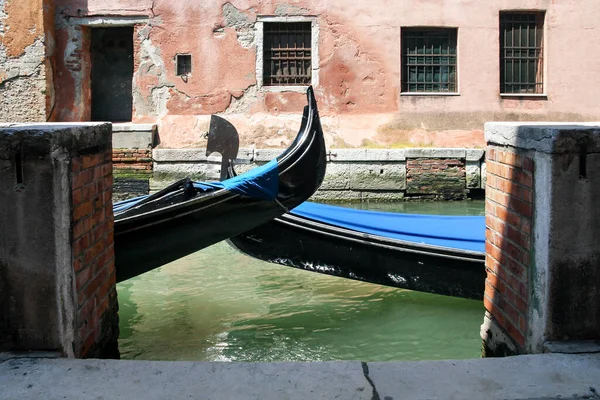 Deux Gondoles Jetée Dans Canal Vénitien Jour Été Gros Plan — Photo