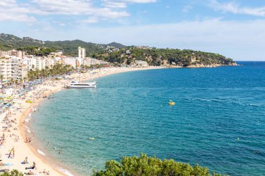 İspanya 'nın Costa Brava kentindeki Lloret de Mar tatil beldesinin kumsalı. İnsanlar sahilde dinlenir, yüzer, banyo yapar ve güneşlenir..