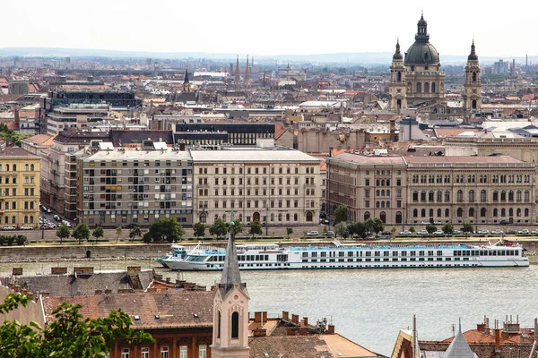 Budapeşte 'nin panoramik manzarası, Tuna Nehri ve rıhtımdaki gemi. Budapeşte, Macaristan.