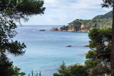 Güneşli bir yaz gününde Costa Brava 'nın kayalık kıyıları. Costa Brava, İspanya