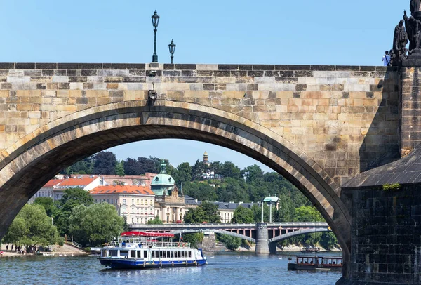 Karlsbron Solig Sommardag Utsikt Genom Bågen Bron Prag Tjeckien — Stockfoto