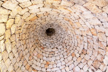 Tipik bir konik taş çatı - Alberobello, Puglia, İtalya 'da trullo. Aşağıdan yukarıya, içeri bak..