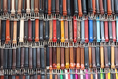 Pantolon için çok renkli deri kayışlarla ayakta durun, arka plan olarak, doku olarak