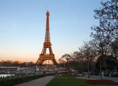 Akşam üstü Eyfel Kulesi 'nde. Paris, Fransa.