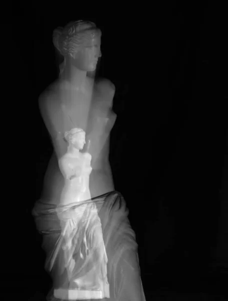 黒の背景にミロス像の金星 コピー ぼかし ズーム 低キー — ストック写真