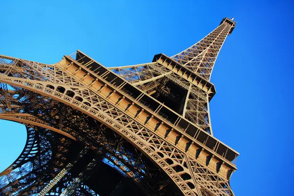 Paris, Fransa. Eyfel Kulesi manzaralı alt manzara. Mavi gökyüzü.