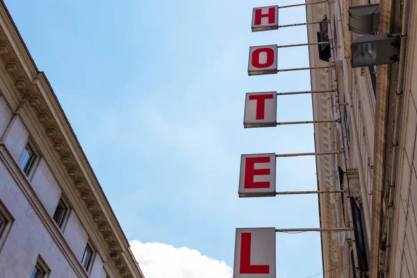 Signboard Hotel Fundo Céu Azul Foto Tirada Baixo Para Cima — Fotografia de Stock