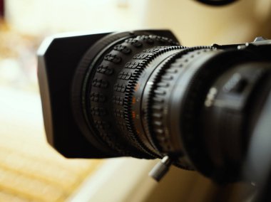 Bulanık arkaplanı olan bir televizyon lensinin yakın plan görüntüsü