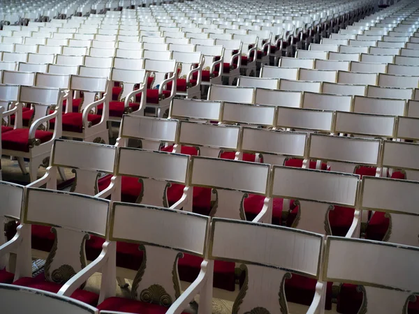 Muchas sillas rojas vacías en una antigua sala de conciertos —  Fotos de Stock