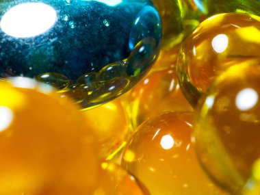 Mavi cam taşlı sarı cam boncuklar yenilebilir ve lezzetli görünüyor.