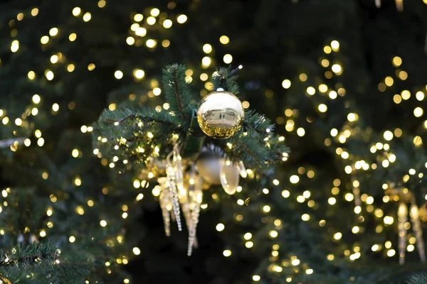 Bola Amarela Fundo Luz Lâmpada Árvore Natal — Fotografia de Stock