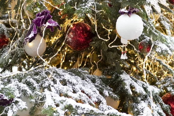 Branco Bolas Vermelhas Árvore Natal Com Rebanhos — Fotografia de Stock