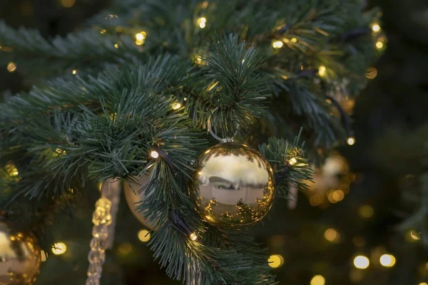 Желтый Шар Ветке Фоне Лампочки Лампочки Рождественской Елке — стоковое фото