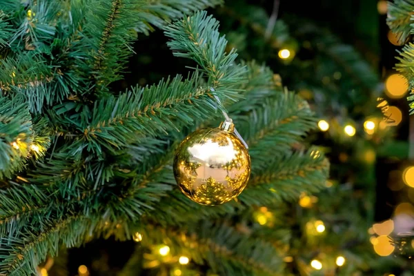 Bola Amarela Ramo Fundo Luz Lâmpada Brilho Árvore Natal — Fotografia de Stock