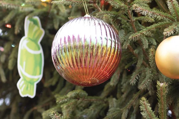 크리스마스 트리의 전구에서 나오는 배경으로 나무가지에그 아름다운 모양의 — 스톡 사진