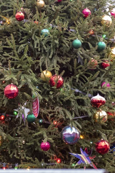 크리스마스 트리에 전구에서 나오는 배경으로 — 스톡 사진