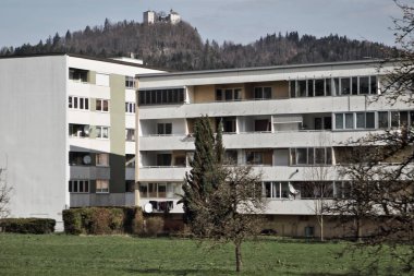 - Günaydın. Dağlarda bir kalenin arka planındaki apartman binası.