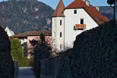 Günaydın, güneş doğuyor. İkamet binalarının ve dağların arka planındaki yaya merdivenlerinin görüntüsü