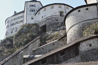 - Günaydın. Şatonun yakınındaki kilise girişinin görüntüsü.