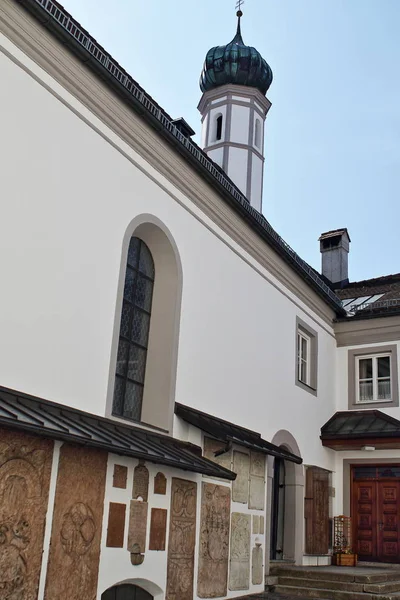 Vista Sinistra Della Strada Oltre Chiesa Parrocchiale Vicino Castello — Foto Stock