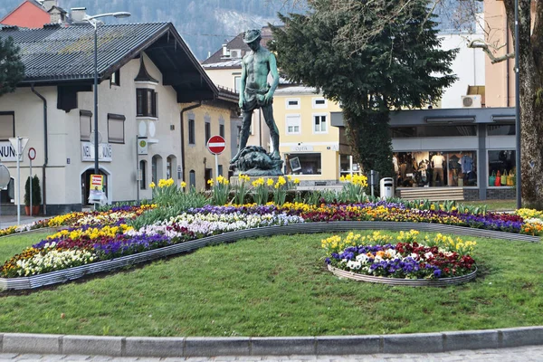 Morgen Blick Auf Ein Blumenbeet Vor Dem Hintergrund Eines Kreisverkehrs — Stockfoto