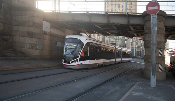 Köprünün altından geçen tramvayın görüntüsü