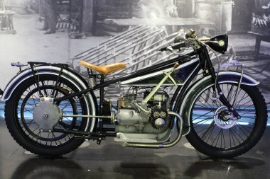 İlk R32 motosikleti Münih 'teki Bmw Müzesi' nde fabrikanın fotoğrafıyla birlikte.