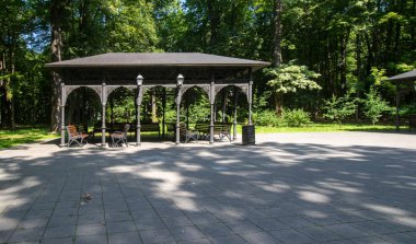 Ostankino parkının derinliklerinde dökme demir sütunlar ve kemerler olan bir çardak.